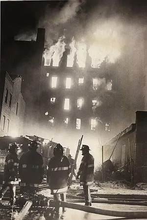 Incendio al Bronx, New York, 1970. Fonte: «New York Post». Autore: Vernon Shibla
