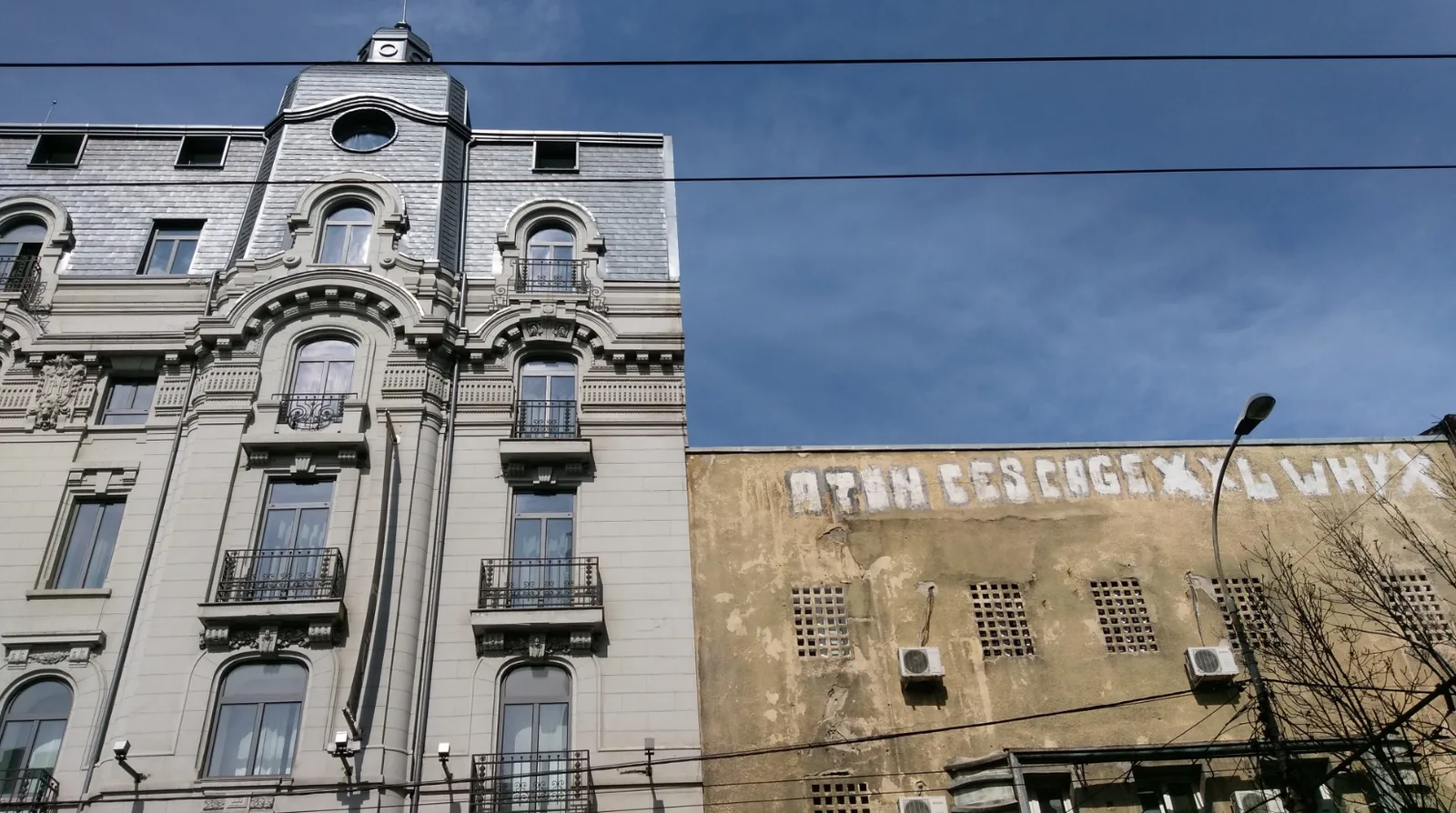 Contrasti architettonici in Boulevardul Regina Elisabeta 