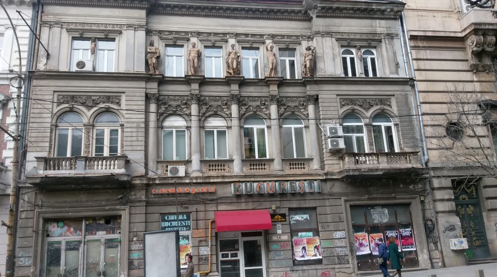 Decadenza barocca in Boulevardul Regina Elisabeta 