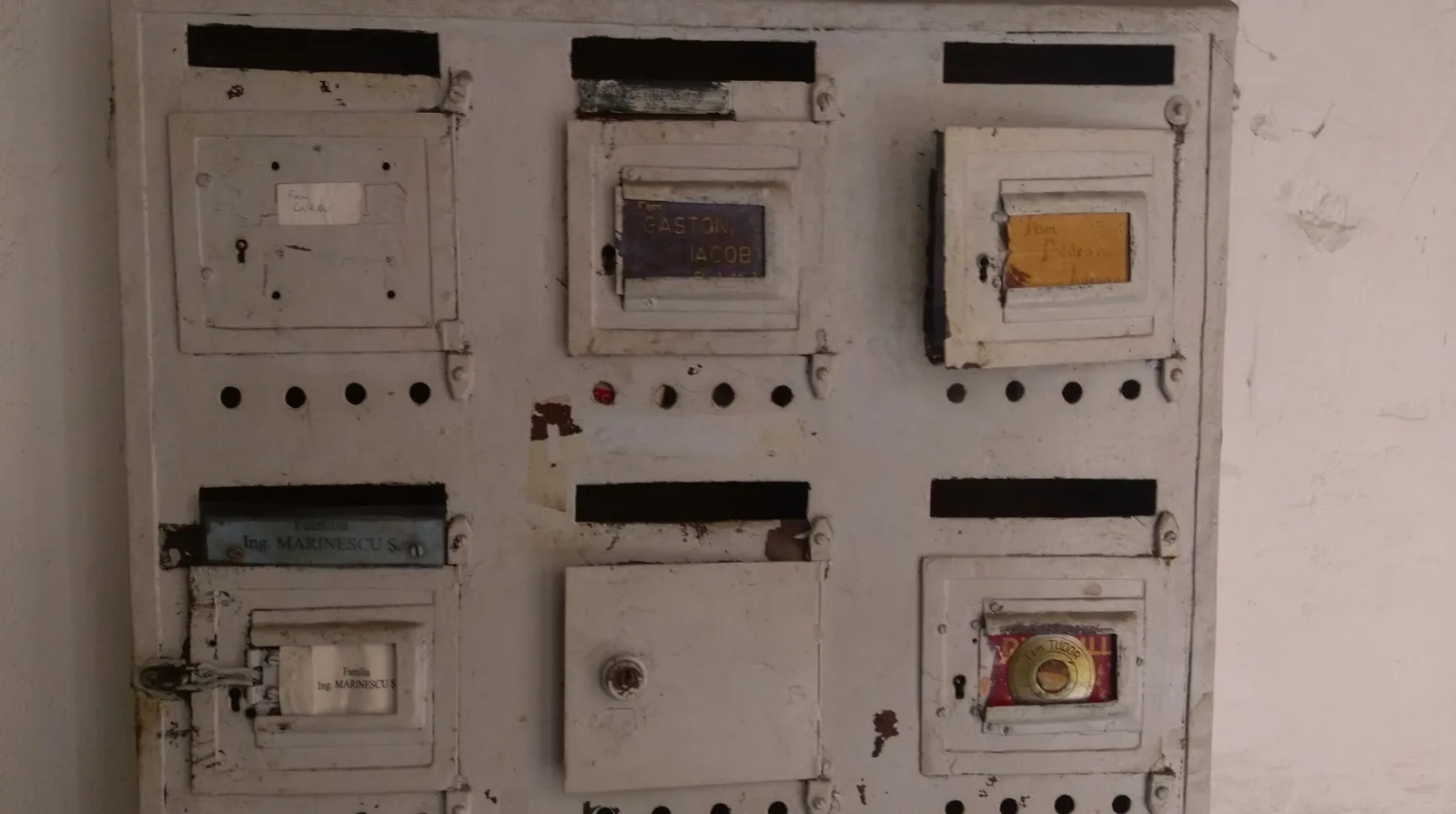 La cassetta delle lettere in un palazzo abitato da famiglie ebraiche fino agli anni quaranta