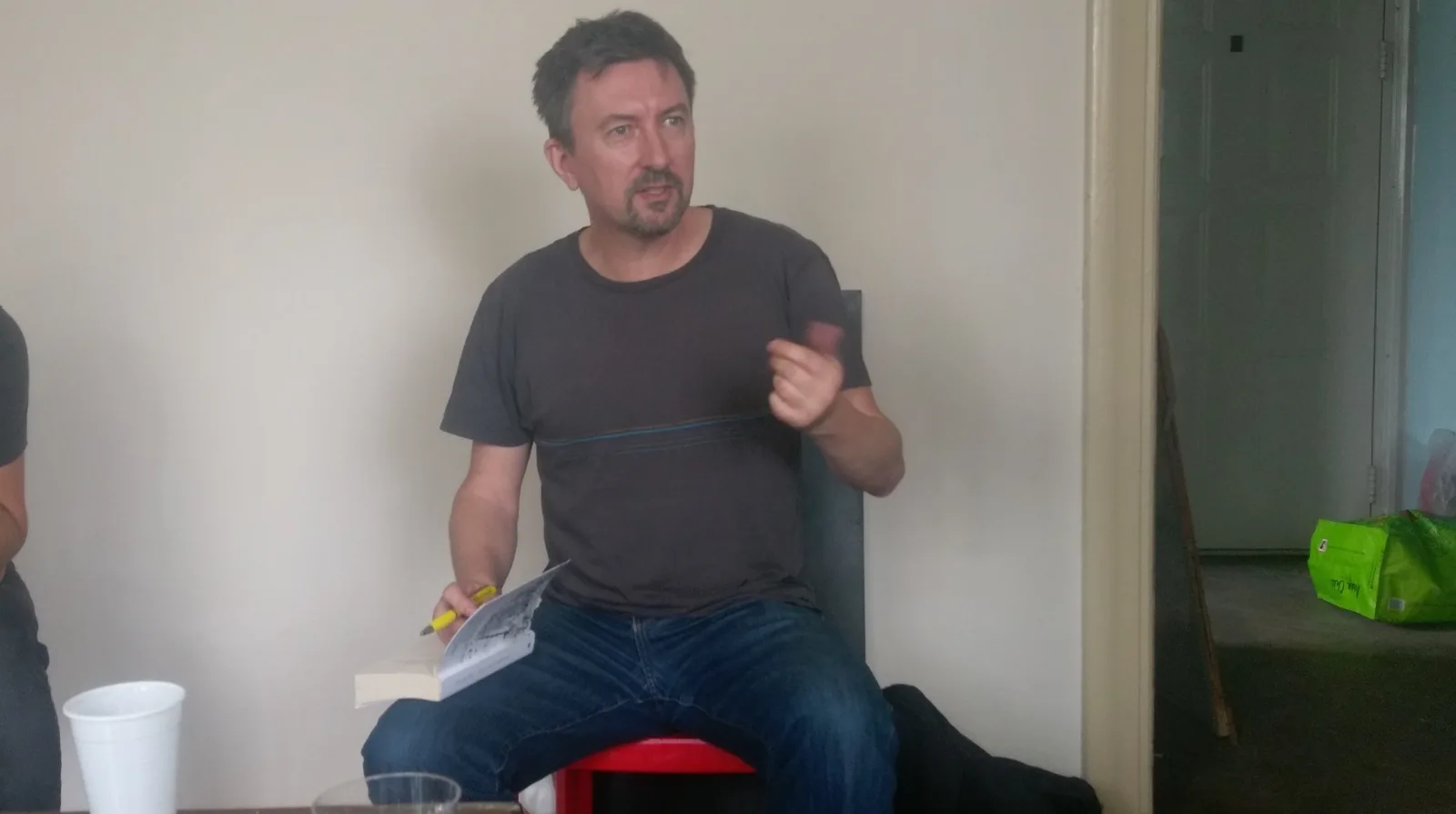 Philip Ó Ceallaigh mentre firma una copia del suo libro