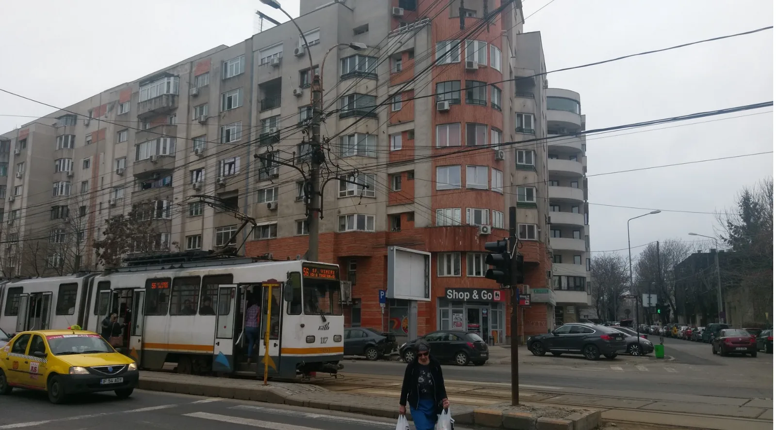 «Quando non vale più la pena di tenersi tutto dentro, ecco, allora ci si accorge che si è vecchi. L’autobus muoveva verso la periferia della città, perdendo passeggeri.»
