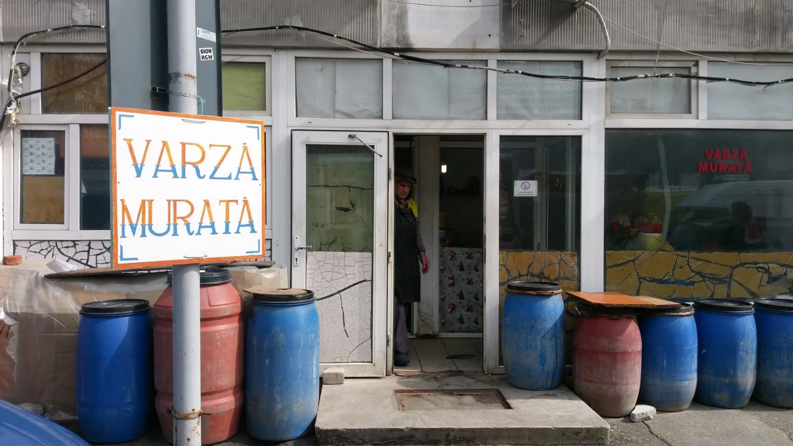 «Povertà, pensò Dorin, è amare solo le cose che non ci si può permettere.»