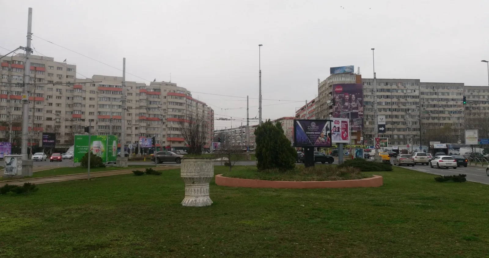 «Ogni strada aveva quattro corsie, quindi l’incrocio era composto da otto corsie e all’ora di punta l’aria diventava nera di fumo e satura del rumore dei clacson. Autobus, tram, camion cisterna, camion con il rimorchio pieno di terra o ghiaia diretti a un cantiere edile o alla discarica: tutti sputavano dense nuvole di fumoso gasolio nocivo, mentre sussultavano e sobbalzavano al semaforo, squassando la terra come dinosauri. E le auto. Sgasavano, inchiodavano e scattavano in avanti, coi guidatori che sgomitavano sentendosi spinti da dietro, ognuno con il solo scopo di guadagnare un po' di terreno nell’ingorgo.»