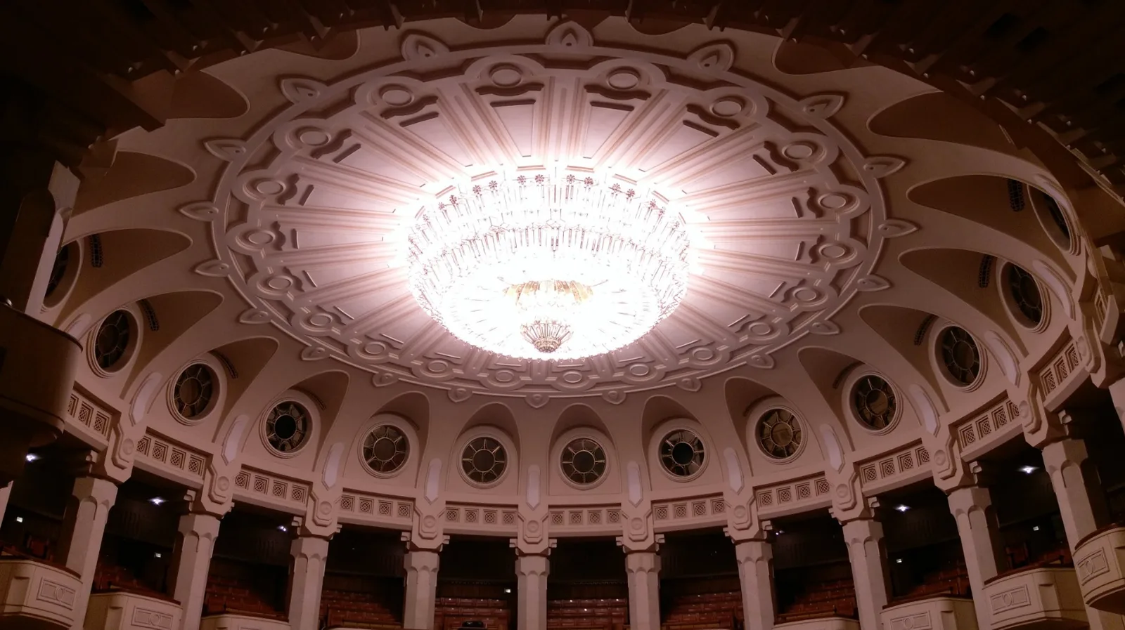 Uno dei lampadari del Palazzo del Popolo