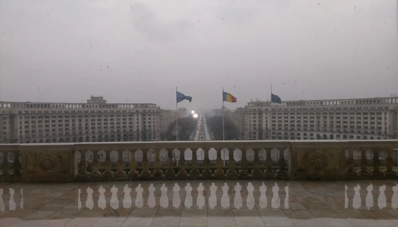 Una vista dall’interno del Palazzo su Viale Unirii 