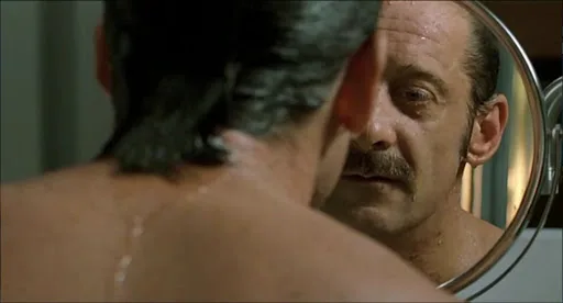 Un fotogramma tratto da L'amore sospetto (2005), tit.orig. La Moustache, con Vincent Lindon e Emmanuelle Davos, regia di Emmanuel Carrère